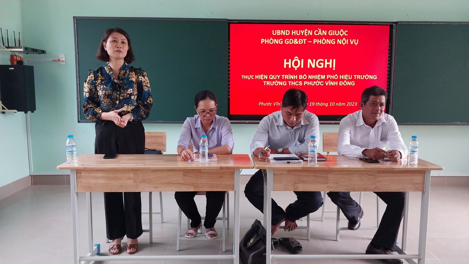 Bà Phạm Thị Cơ-Phó trưởng Phòng Giáo dục và Đào tạo huyện Cần Giuộc phát biểu chỉ đạo tại Hội nghị